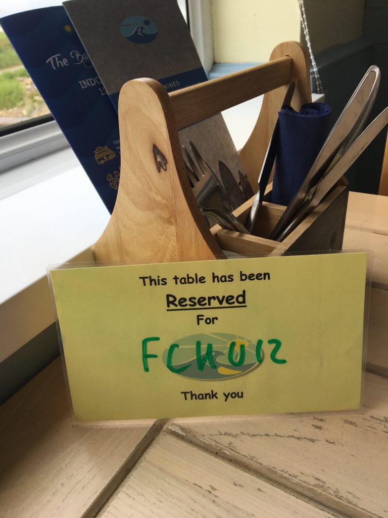 Ein Schild, auf dem steht: "This table has been reserved for FCHULZ - thank you"